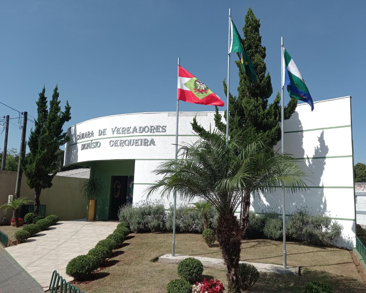 Na 7ª Sessão ordinária do dia 06 de A bril do corrente foram apresentadas, discutidas e votadas às seguintes proposições.