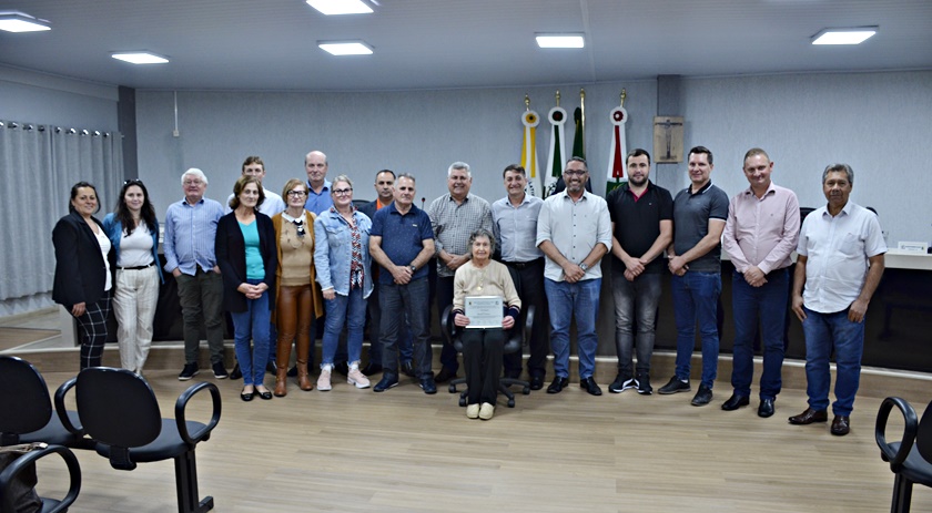 Homenagens marcam mais uma sessão plenária do Legislativo Cerqueirense