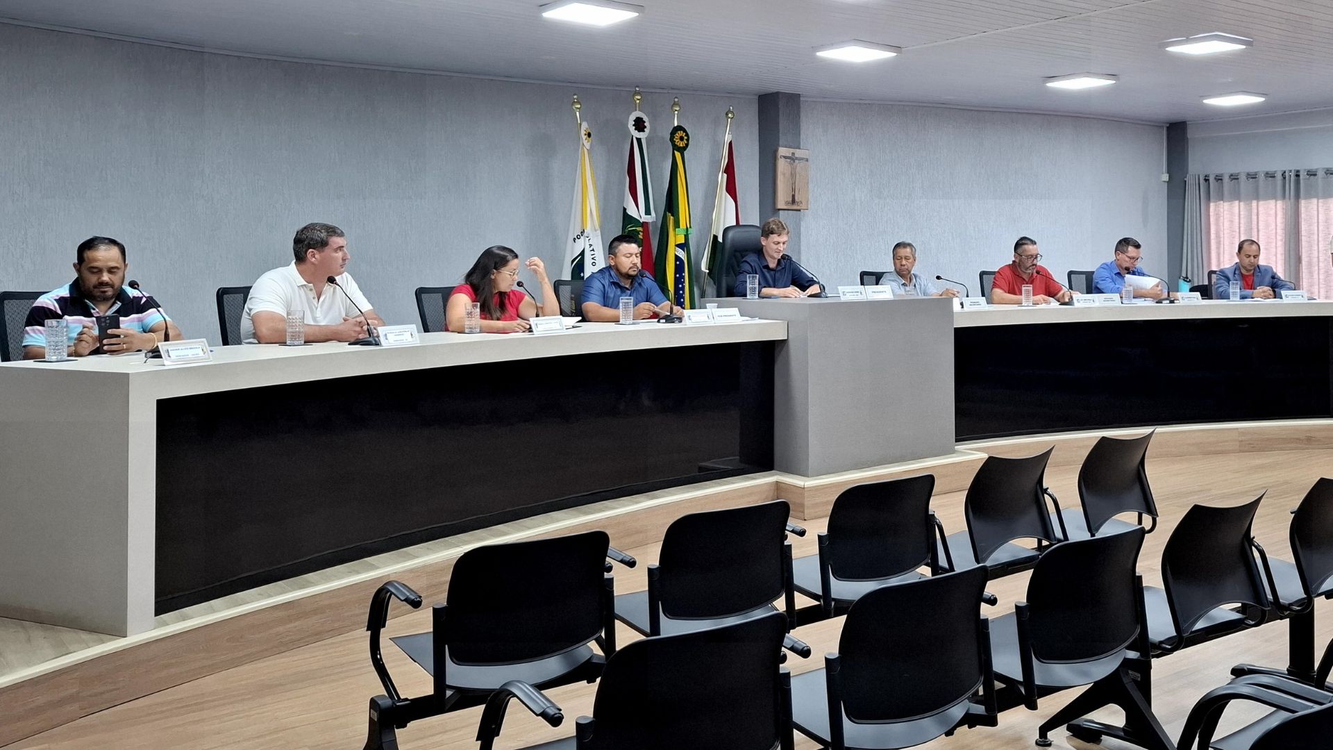 Vereadores aprovam três projetos e discutem problemas que afetam a população