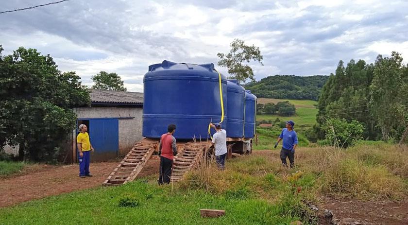 Prefeitura entrega 10 caixas d'agua para agricultores do município
