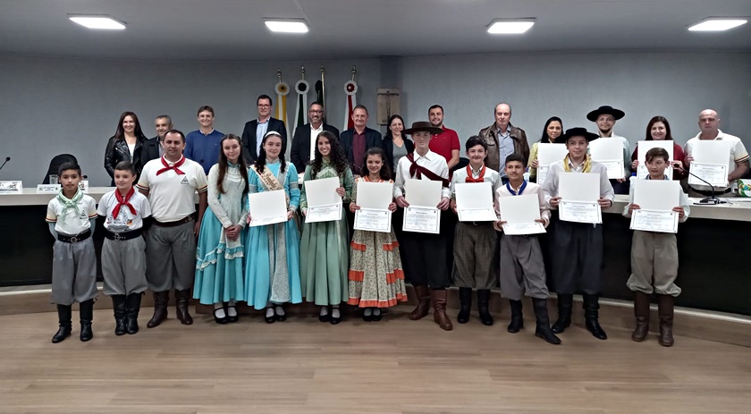 Vereadores realizam homenagem à Invernada Artística do CTG Sinuelo da Fronteira