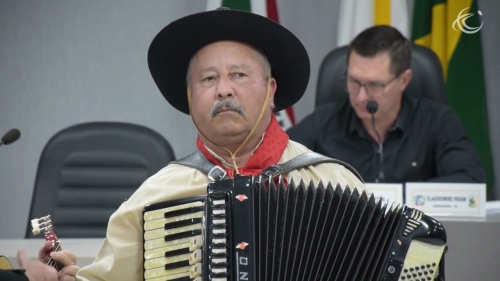 Apresentações culturais e homenagens marcam a sessão plenária do Legislativo Cerqueirense